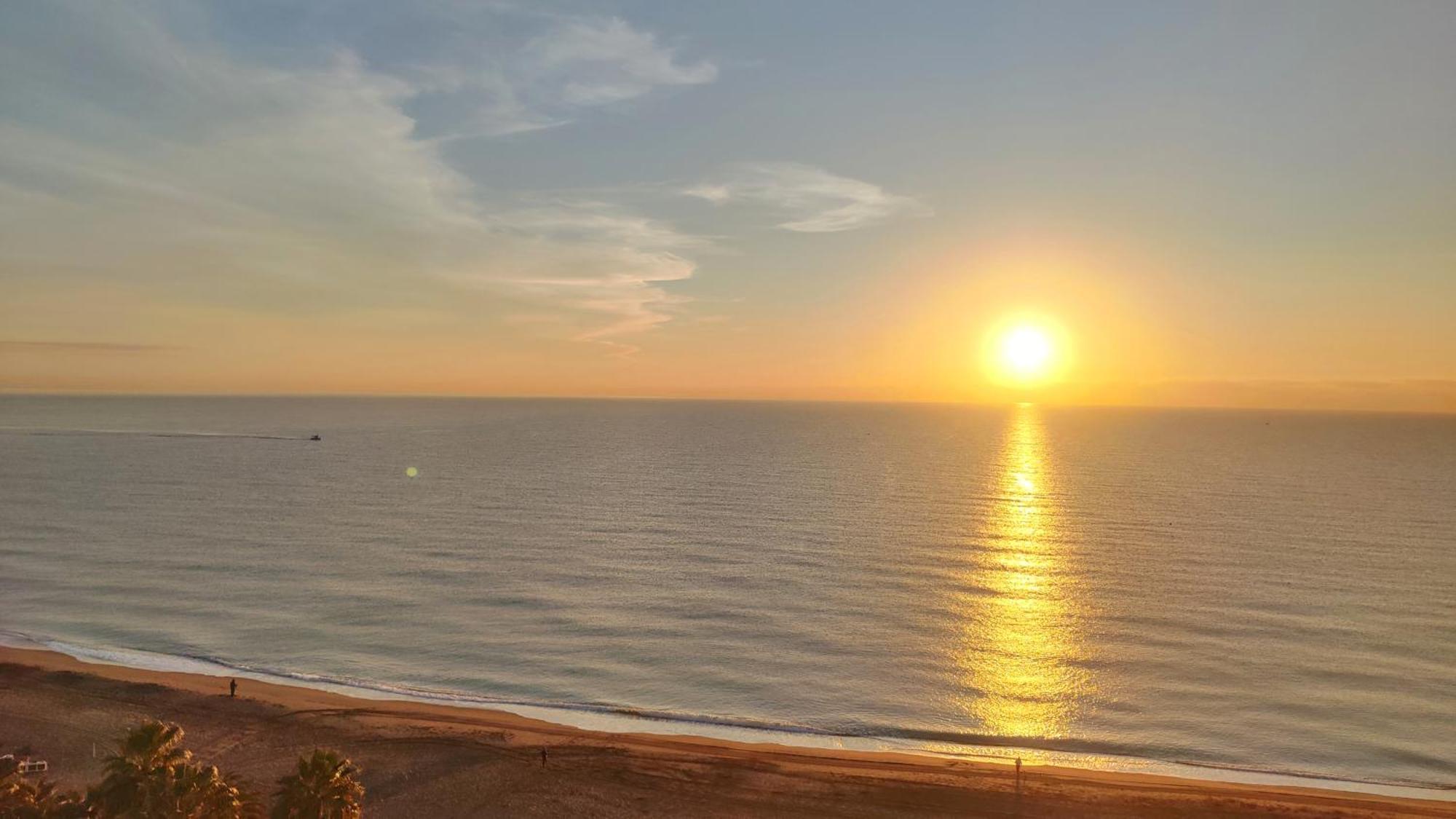 Beachfront -- New Luxury Apartment -- 1ª Linea Playa -- Fuengirola City Center -- Private Parking -- Panoramic Sea Views -- 외부 사진