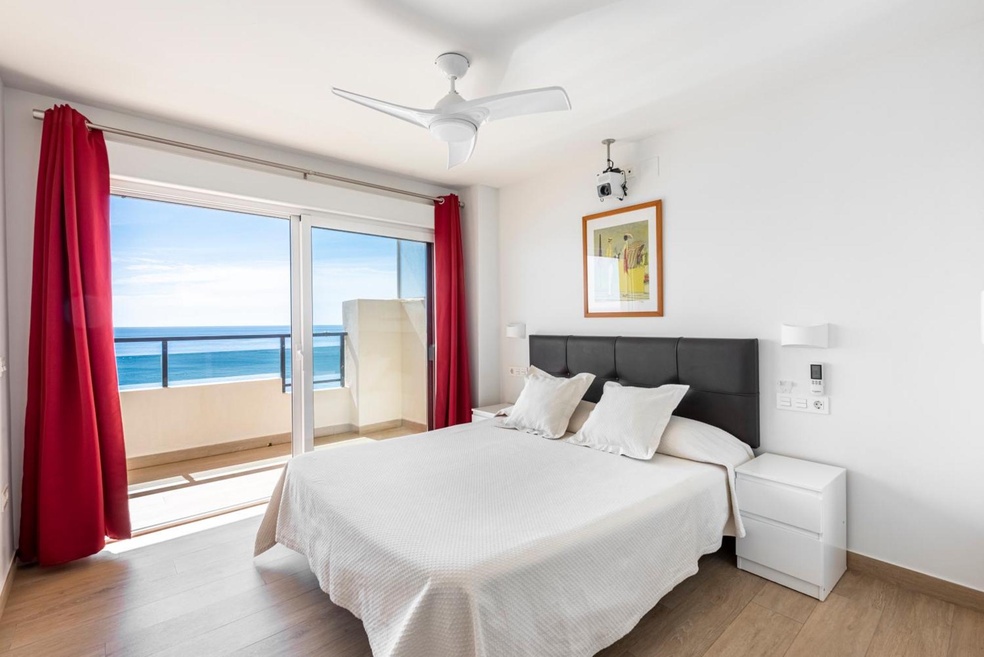 Beachfront -- New Luxury Apartment -- 1ª Linea Playa -- Fuengirola City Center -- Private Parking -- Panoramic Sea Views -- 외부 사진