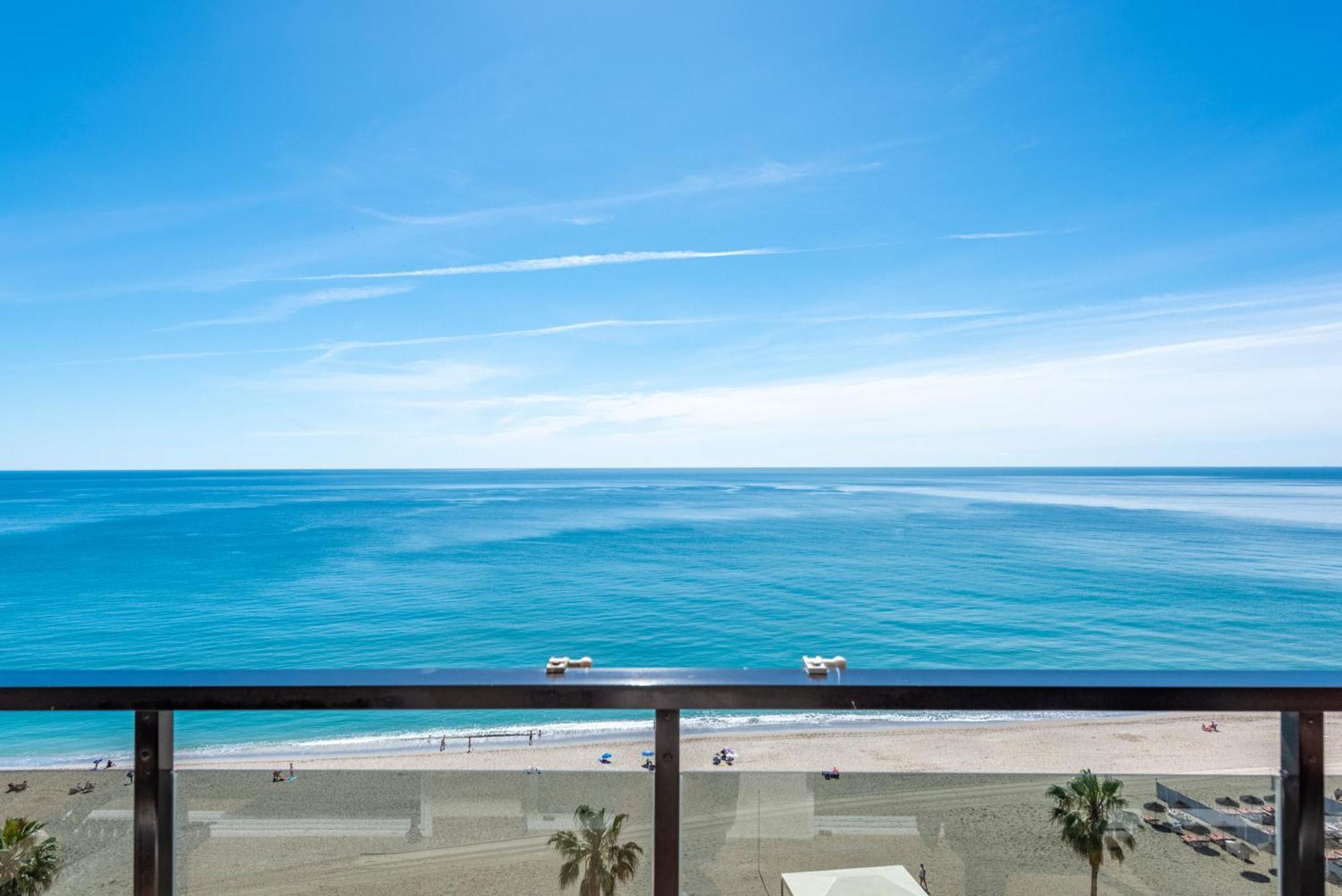 Beachfront -- New Luxury Apartment -- 1ª Linea Playa -- Fuengirola City Center -- Private Parking -- Panoramic Sea Views -- 외부 사진